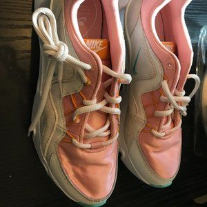 NEW NIKE RYZ CORAL STARDUST PINK WHITE SNEAKERS SIZE 6.5